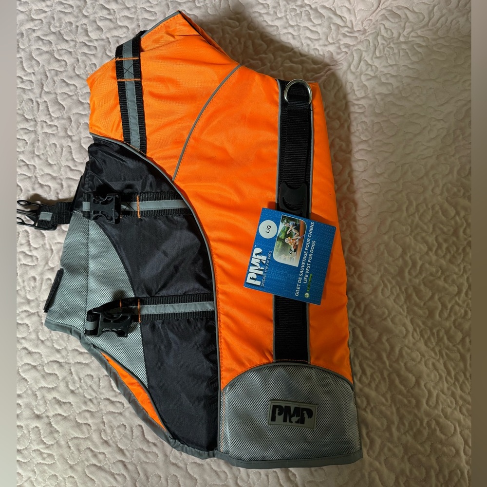 NWT Dog life jacket - large